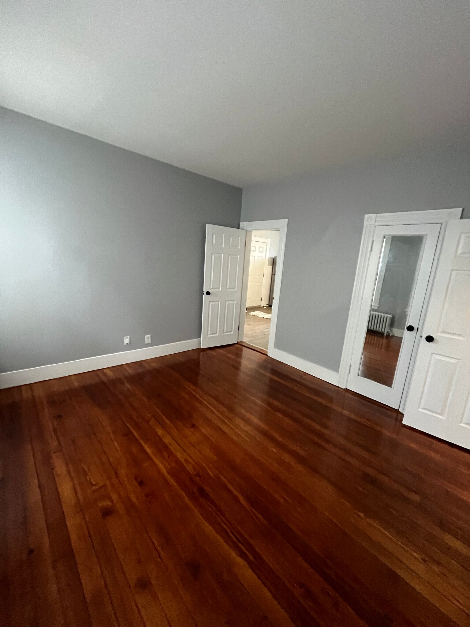 Bedroom 3. Beautiful HW floors. Big bright with high ceilings. Decent size closet. - 42 Seymour Ave