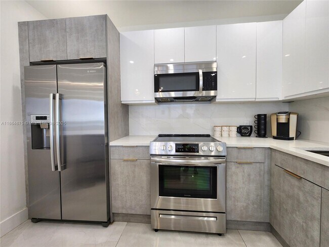 Building Photo - 3505 S Ocean Dr