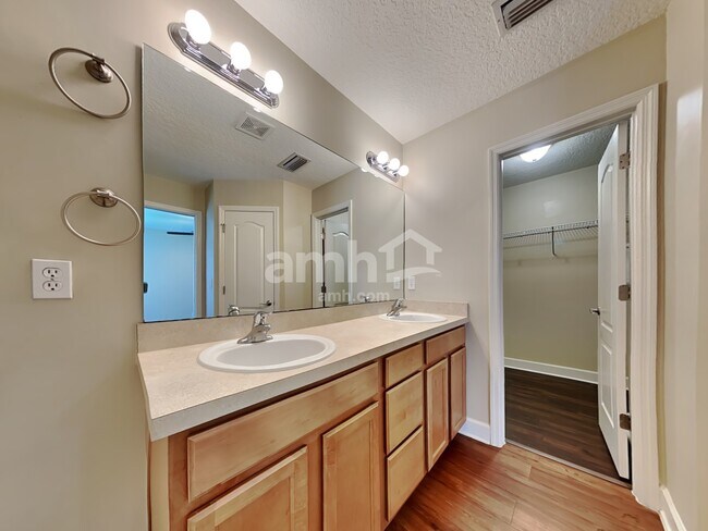 Building Photo - 6651 Chester Park Dr