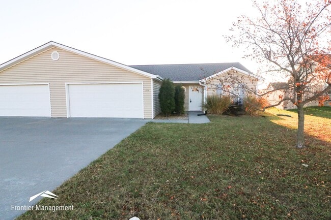 Building Photo - Comfortable 3 bedroom 2 bathroom duplex lo...