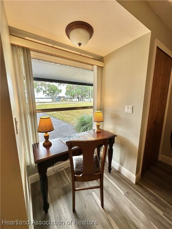 Building Photo - 3350 Lakeview Dr