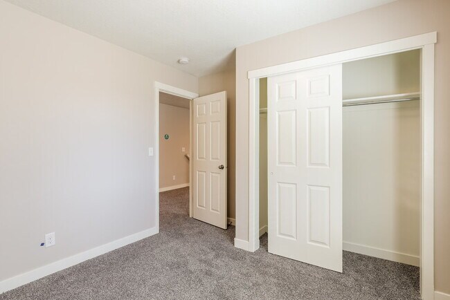 Building Photo - 5093 Summerdale Dr