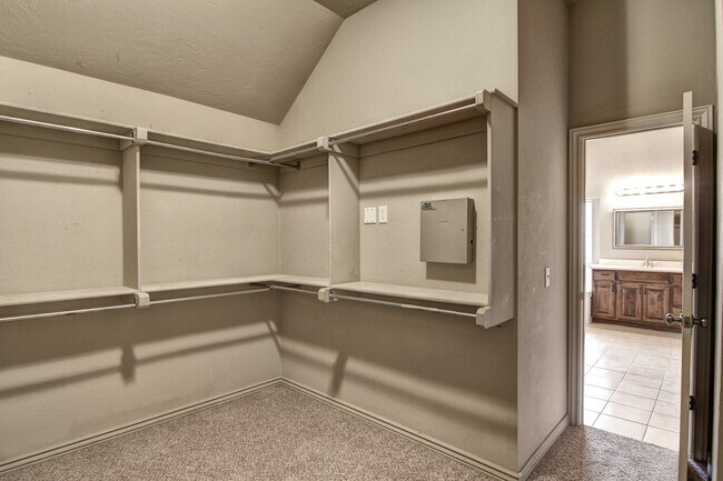 Building Photo - Spacious 3 bedroom/ Study -2264 sq ft.- Edmond Schools - Close to Quail Springs and Chisholm Cree...
