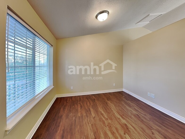 Building Photo - 4006 Dillon's Dr