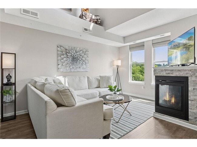 Building Photo - 640 Main St N