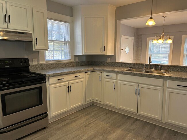 Building Photo - Comfortable 3 Bedroom Home in West Charlotte