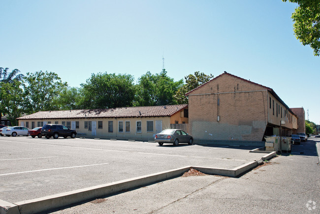 Building Photo - Royal Court Apartments