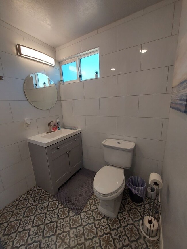 Building Photo - Adorable Studio ~ All utilities included!!