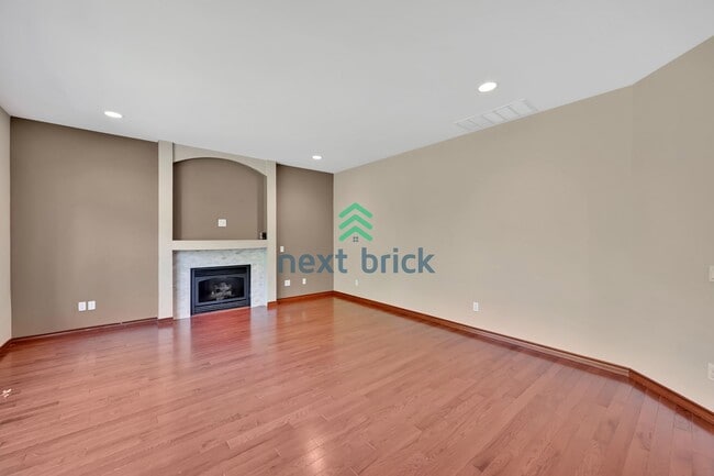 Building Photo - 4 BED & 2.5 SINGLE FAMILY HOUSE FOR RENT