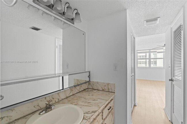 Building Photo - 1410 S Ocean Dr