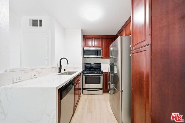 Building Photo - 5530 Owensmouth Ave