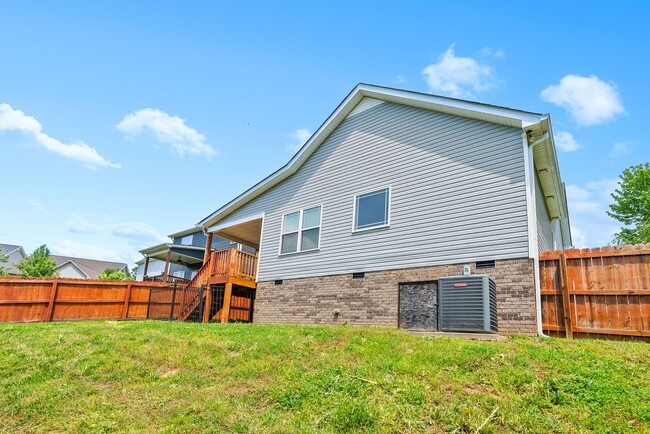 Building Photo - Pet Friendly Three Bedroom with Bonus!