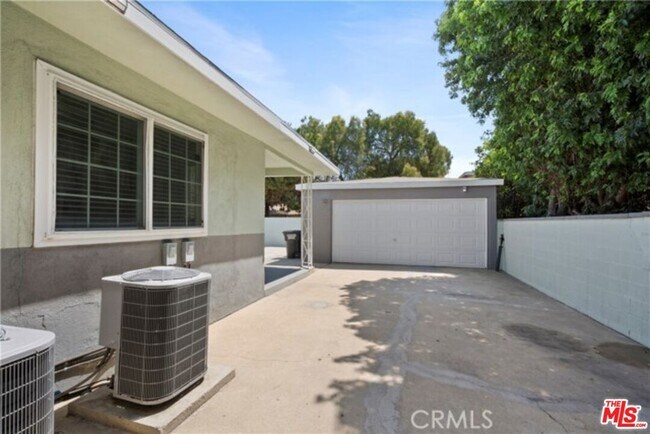 Building Photo - 11004 Mansel Ave