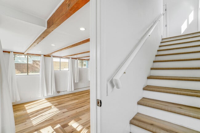 Building Photo - 1524 E Mariposa Ave