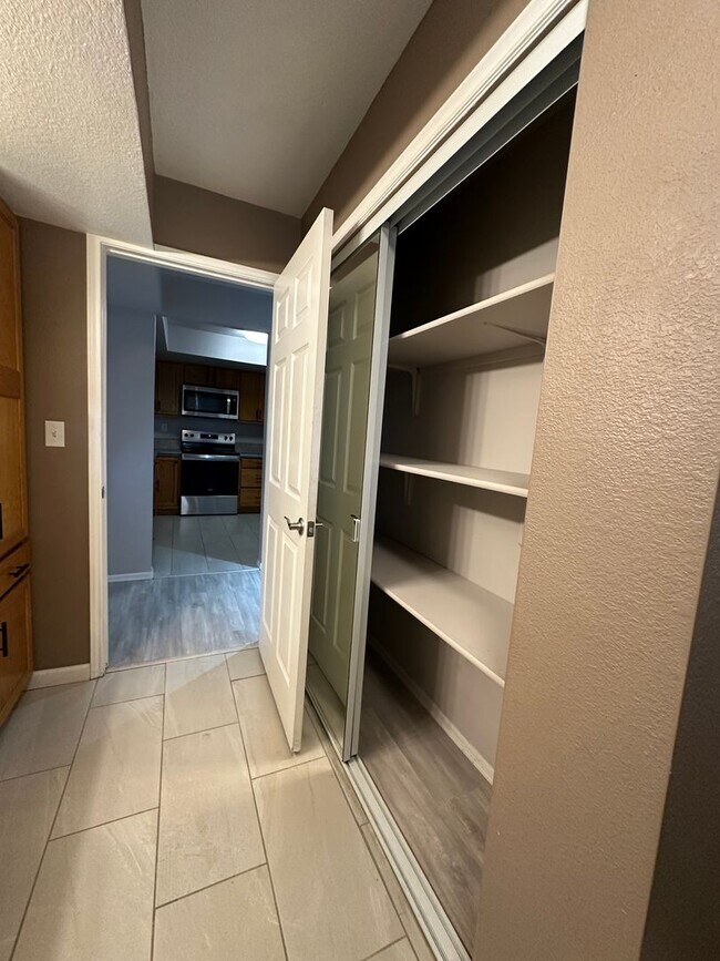 Building Photo - Amazing Ground Level 2 Bedroom!