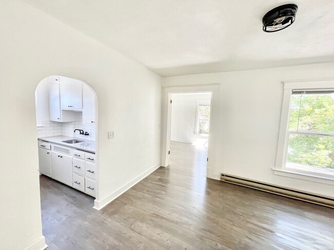 Building Photo - Gorgeous Remodeled 1 Bed, 1 Bath on South ...