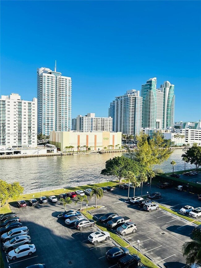 Building Photo - 800 Parkview Dr