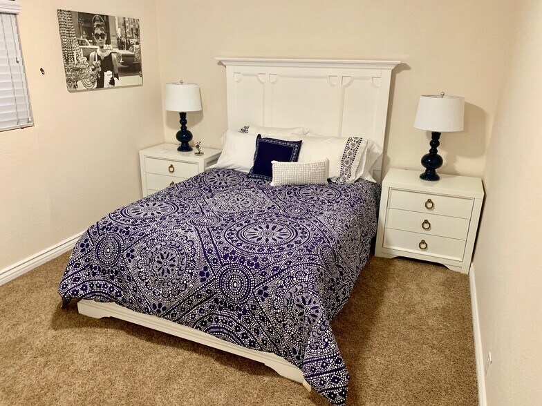 Building Photo - 565 S Royal Crest Cir