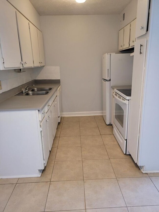 Building Photo - 1st Floor One bedroom One Bathroom with Wa...