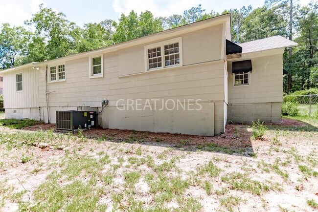 Building Photo - NOW OFFERING 1/2 MONTH FREE IF LEASE SIGNE...