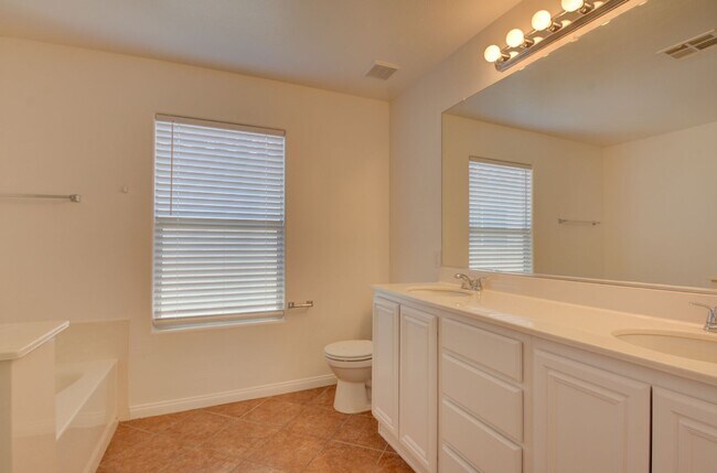 Building Photo - Fabulous 3 bed/2.5 bath two-story home in ...