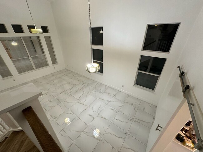 Building Photo - 5701 W Country Ave