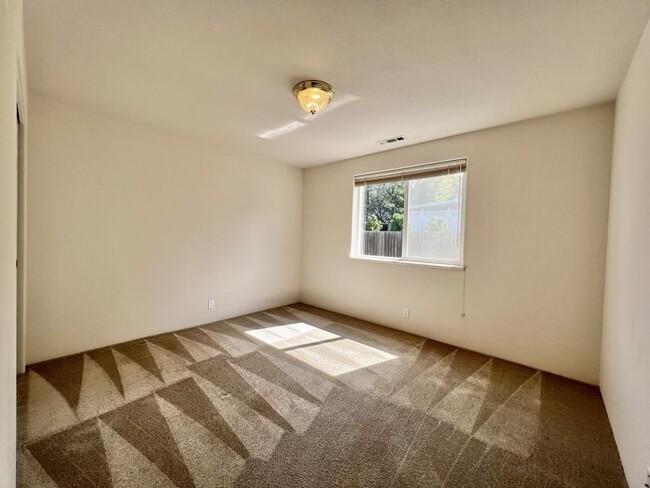 Building Photo - 112 Wagon Wheel Dr