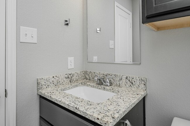 Building Photo - 521 Fallbrook Dr