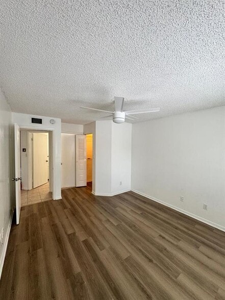 Building Photo - 911 Coral Club Dr