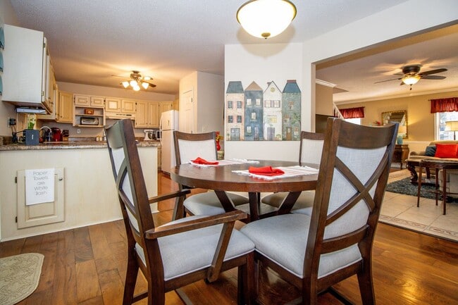 Building Photo - 3 bed, 2.5 bath Duplex