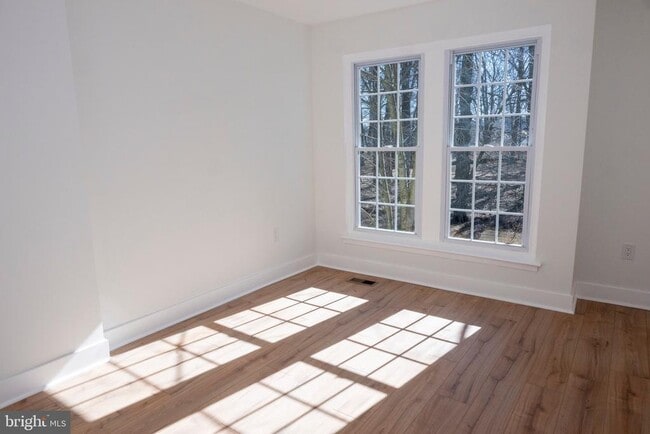 Building Photo - 2201 Strahle St