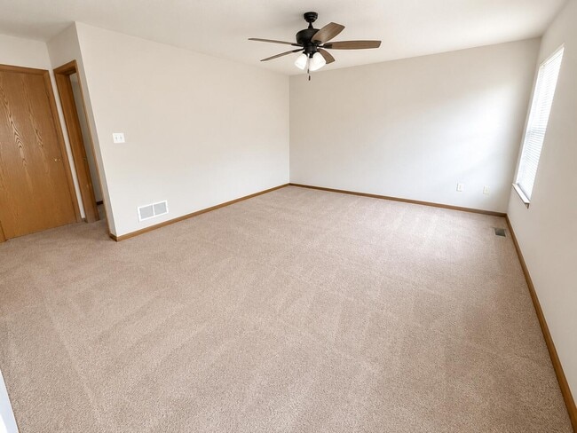 Building Photo - 4006 Meadow View Dr