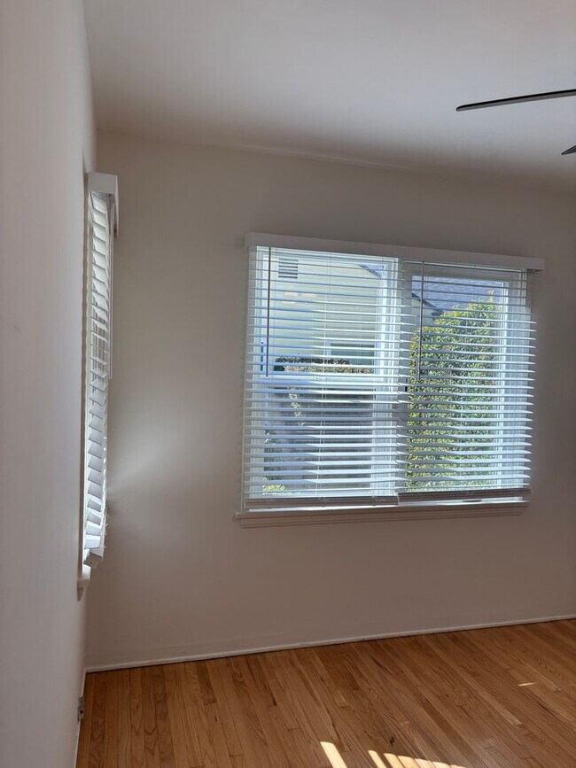 Building Photo - Western, 1151-1153