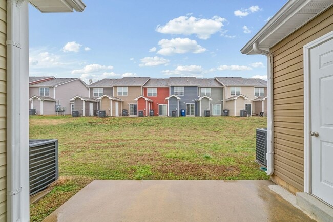 Building Photo - 2 Bedroom Pet Friendly Condo For Rent Near Beachaven Vineyard!