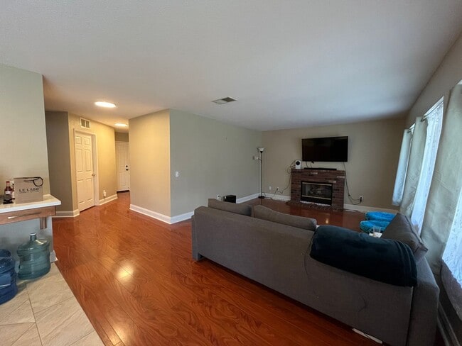 Building Photo - 40336 Cambridge St