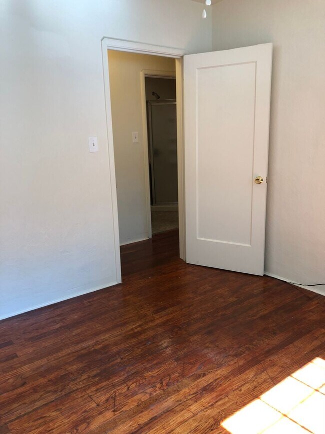 Building Photo - *RESERVE FOR SUMMER 2026* 5 Bedroom 3 Bath...