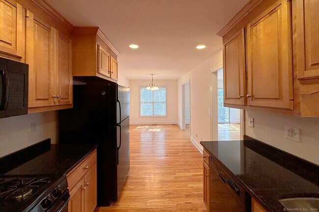 Building Photo - 967 Tunxis Hill Rd