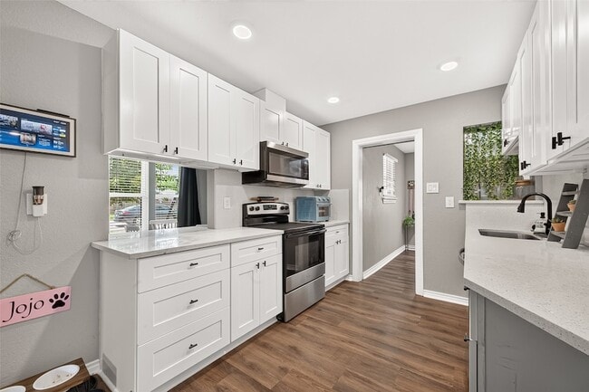 Building Photo - 1005 Avenue D