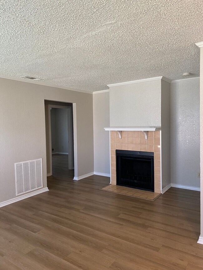 Building Photo - 1112 Valley View Dr