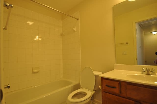 Full Bathroom #2 - 553 Rosedale Ave