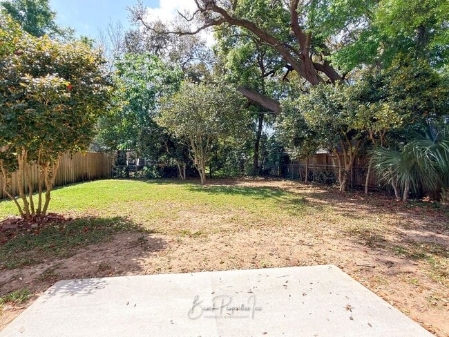 Building Photo - 1613 E Blount St