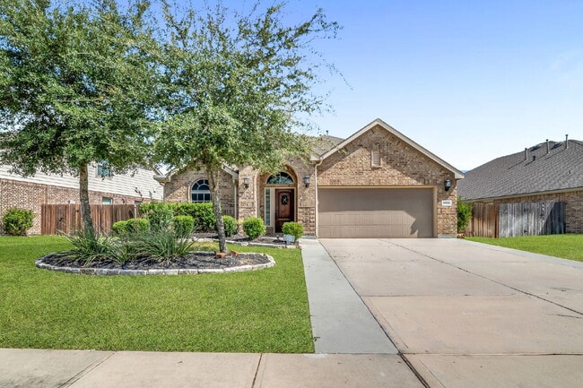 Building Photo - Welcome home to this beautifully maintaine...