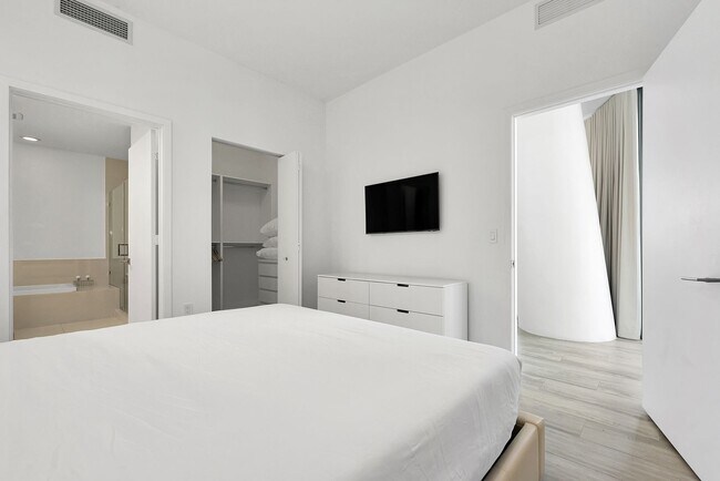 Building Photo - Remarks:	Enjoy stunning Skyline and Bay views from the wraparound balcony of this furnished 2-bed...