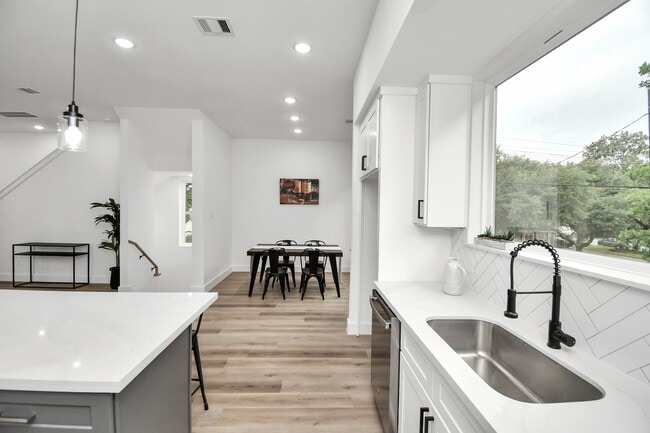 Building Photo - 4804 Elysian St