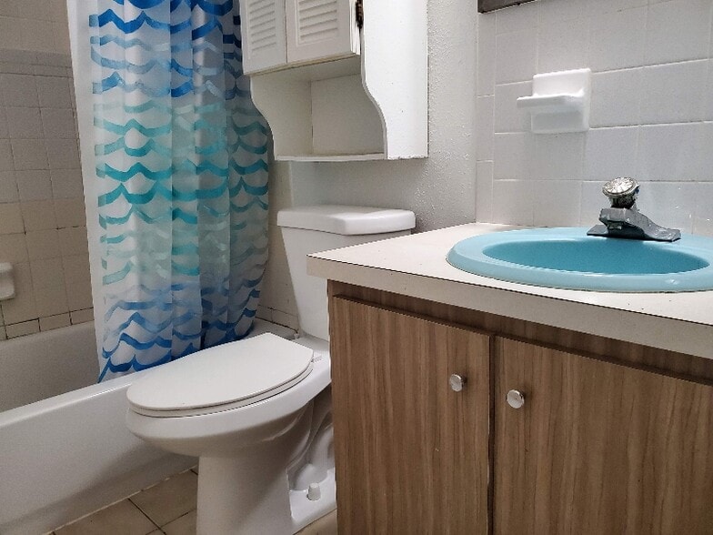 Building Photo - 820 Pineland Ave