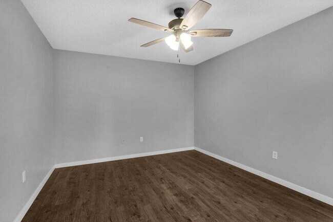 Building Photo - "Charming 3-Bed Home in Fort Walton Beach – Pet Friendly!"