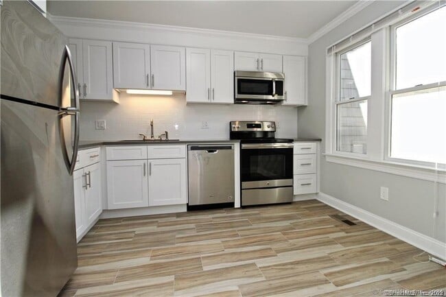 Building Photo - 5 Glen St