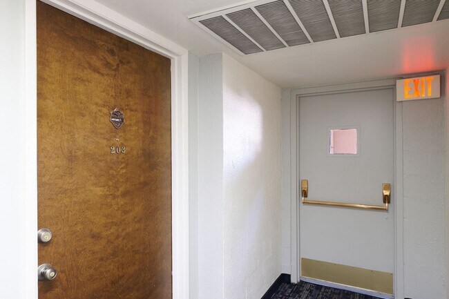 Building Photo - E Camelback