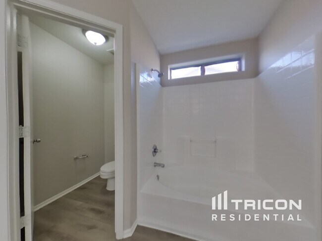 Building Photo - 13261 W Paradise Ln