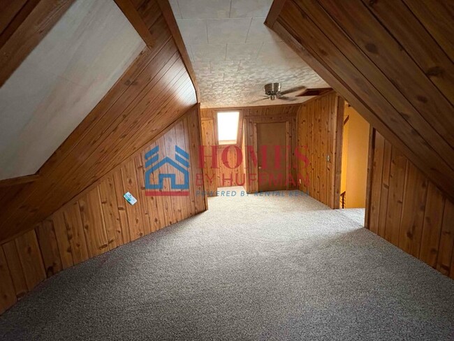 Building Photo - Three Bedroom | Two Bath | Detached Garage